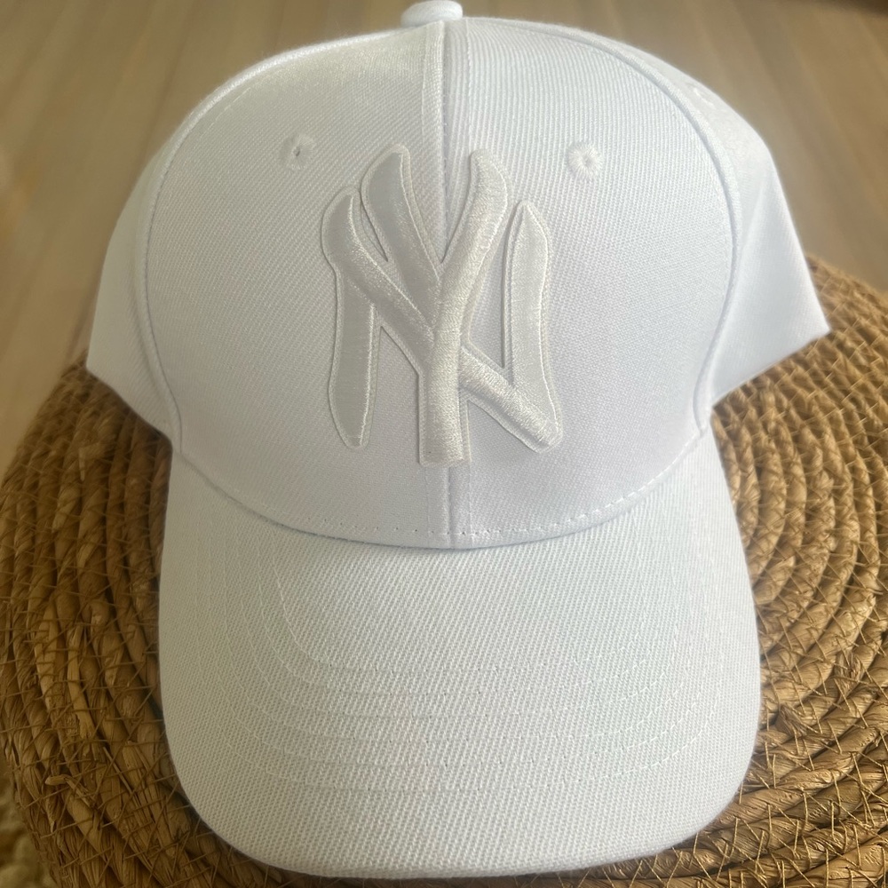 White NY Yankees Logo Baseball Cap